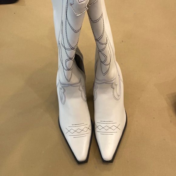 Vince Camuto - Picture 2 of 3